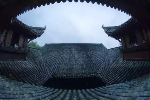 青瓦灰墻，高瓴飛檐，處處消磨時(shí)光