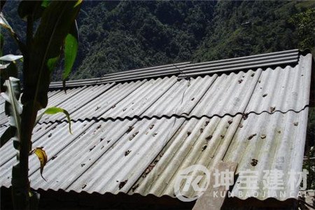 如何判斷自家屋頂上的石棉瓦是否要拆除？
