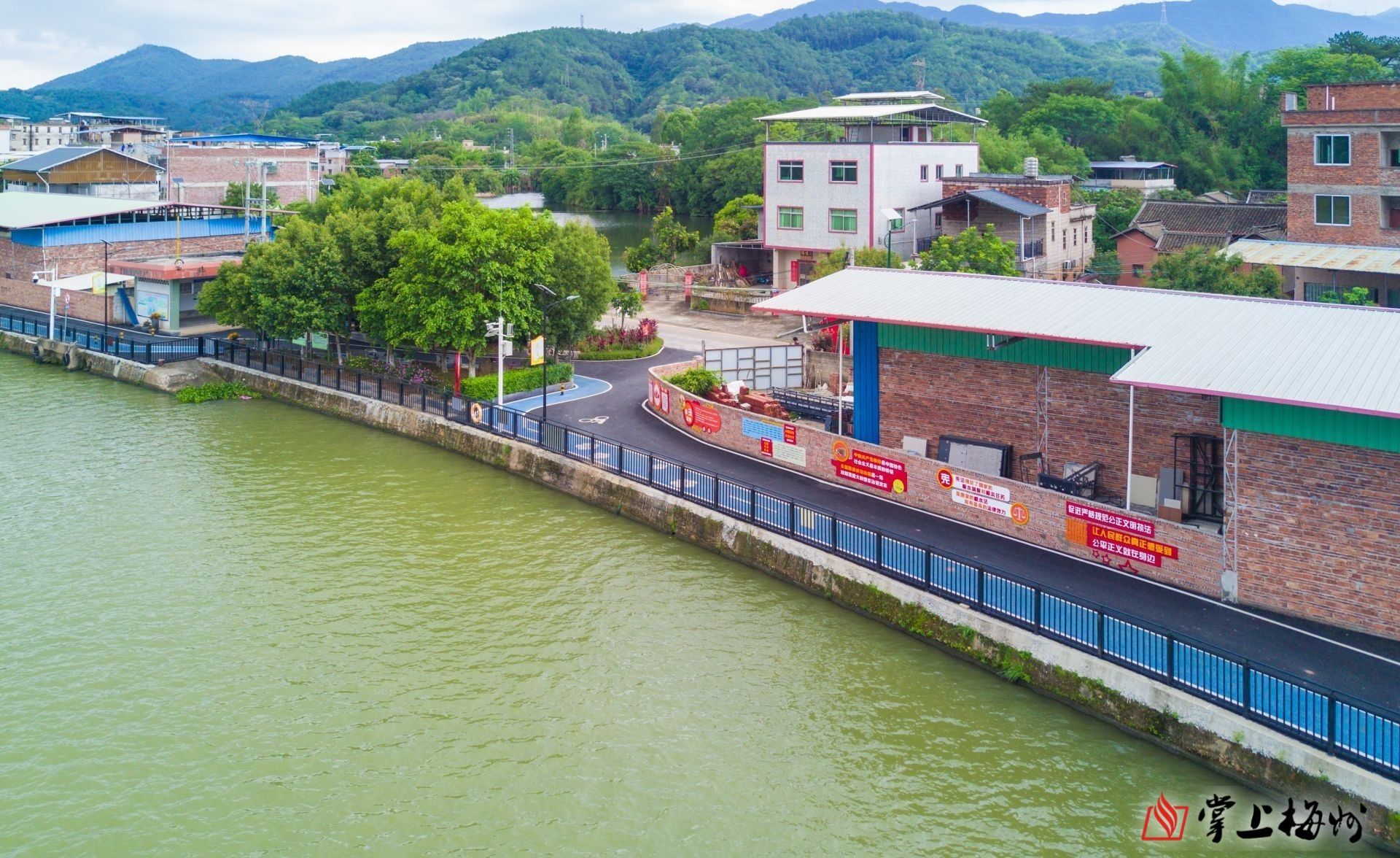 ↑長(zhǎng)沙圩鎮(zhèn)碧道鋪設(shè)了瀝青并劃分跑道和自行車道，“顏值”再獲提升。（林翔 攝）