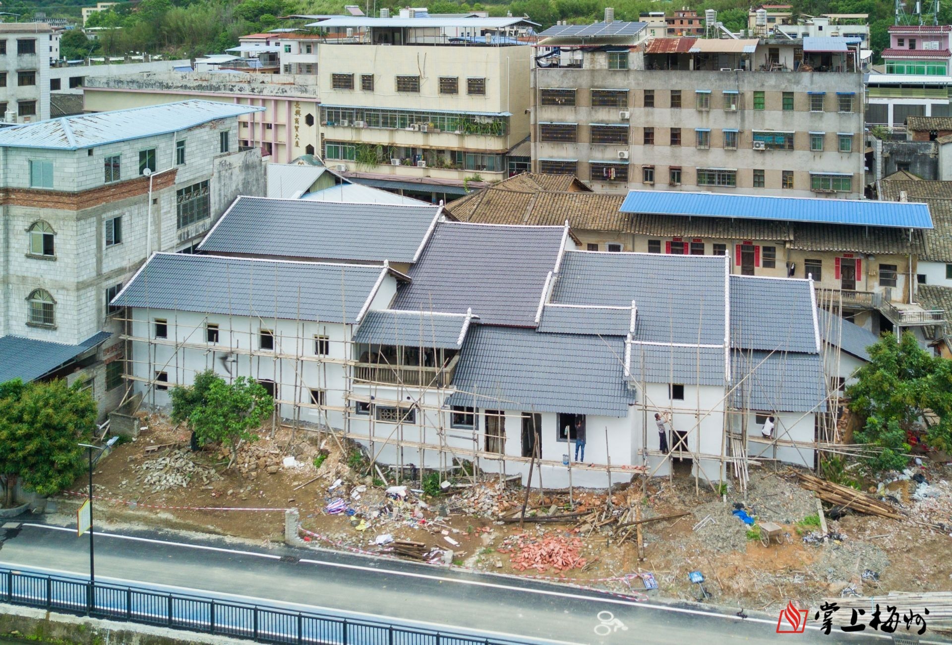 ↑村民將自家墻體粉刷一新，屋頂鐵皮瓦更換成樹(shù)脂瓦。（林翔 攝）